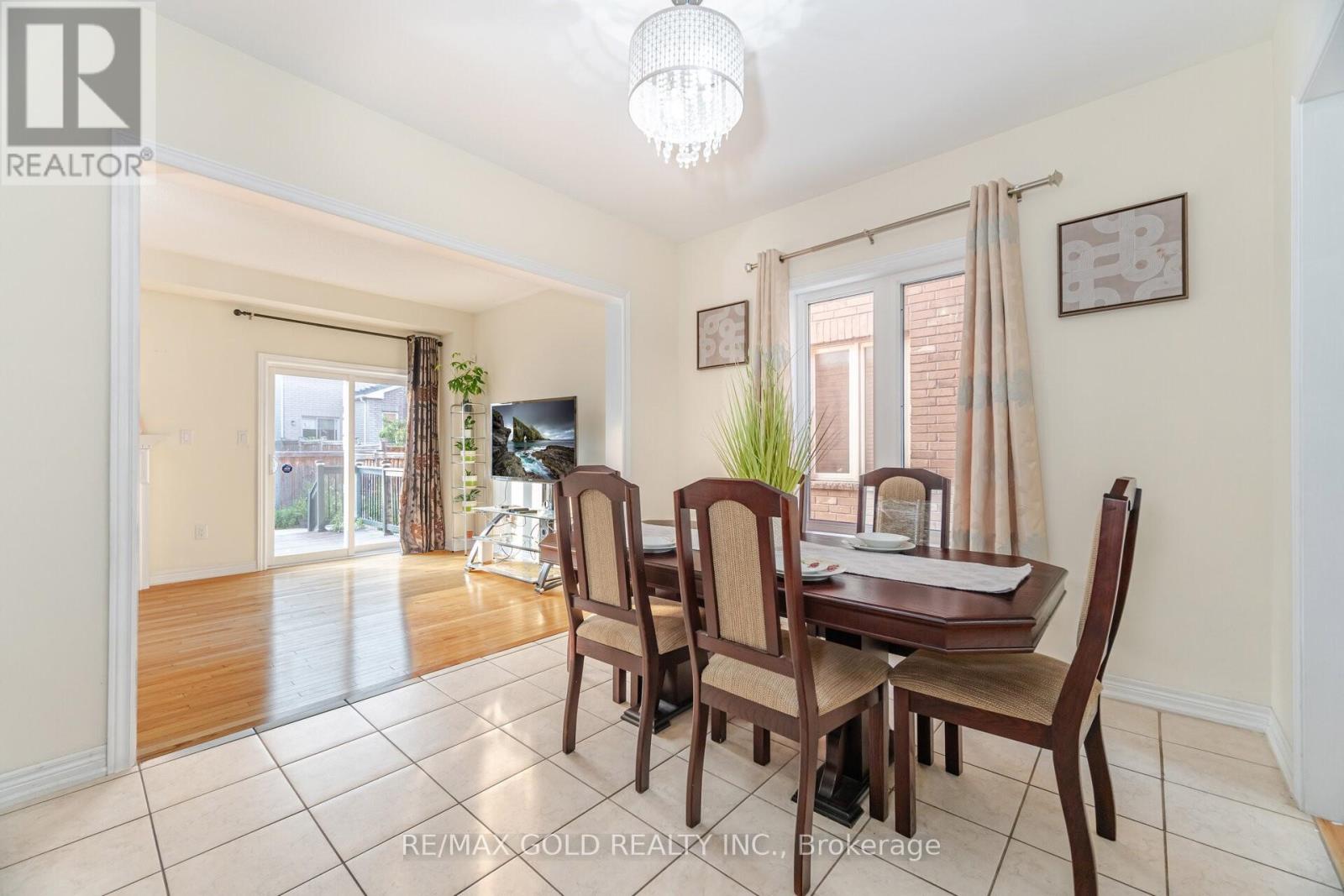8 Washburn Road, Brampton, Ontario  L6P 3V7 - Photo 6 - W12443810