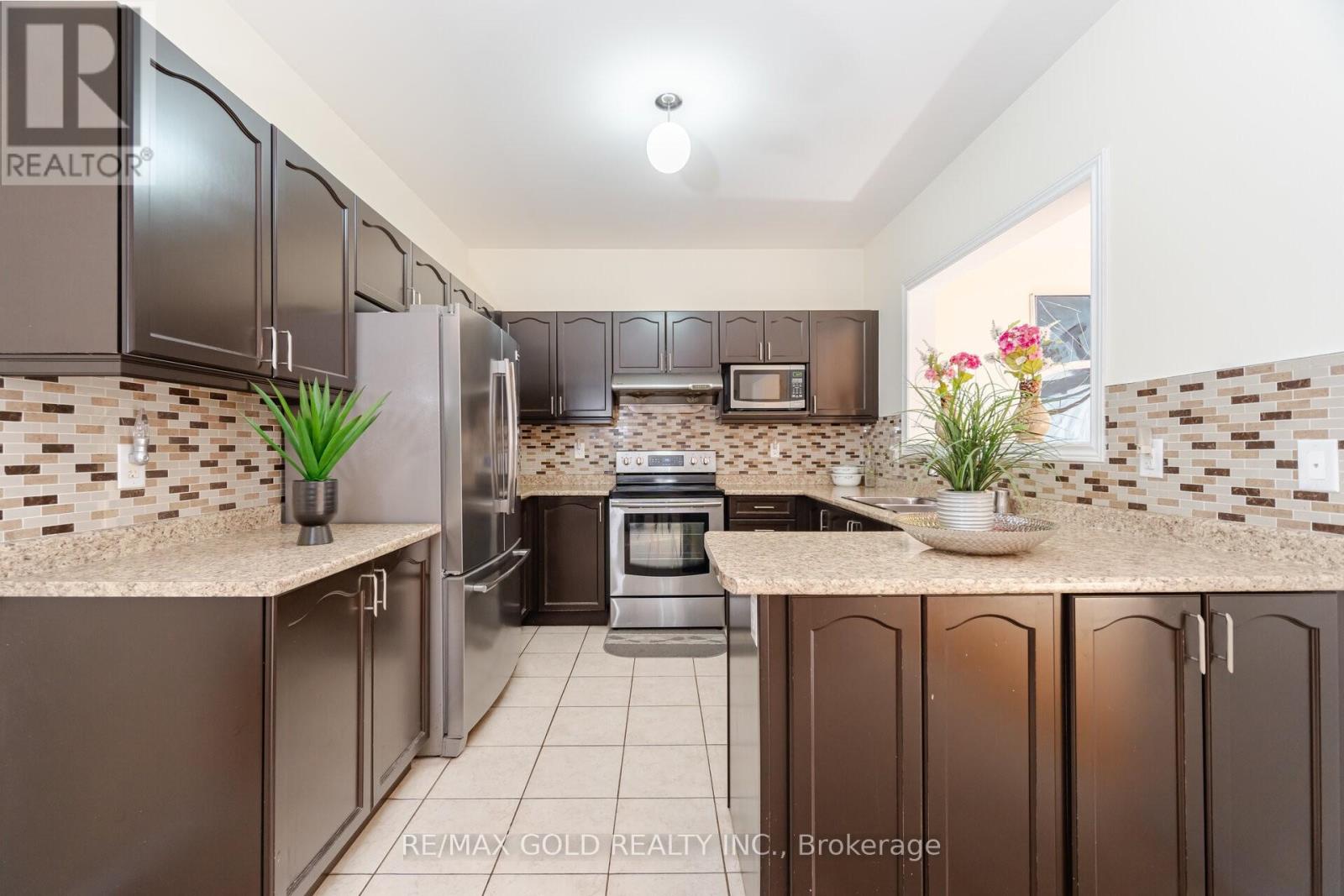 8 Washburn Road, Brampton, Ontario  L6P 3V7 - Photo 7 - W12443810