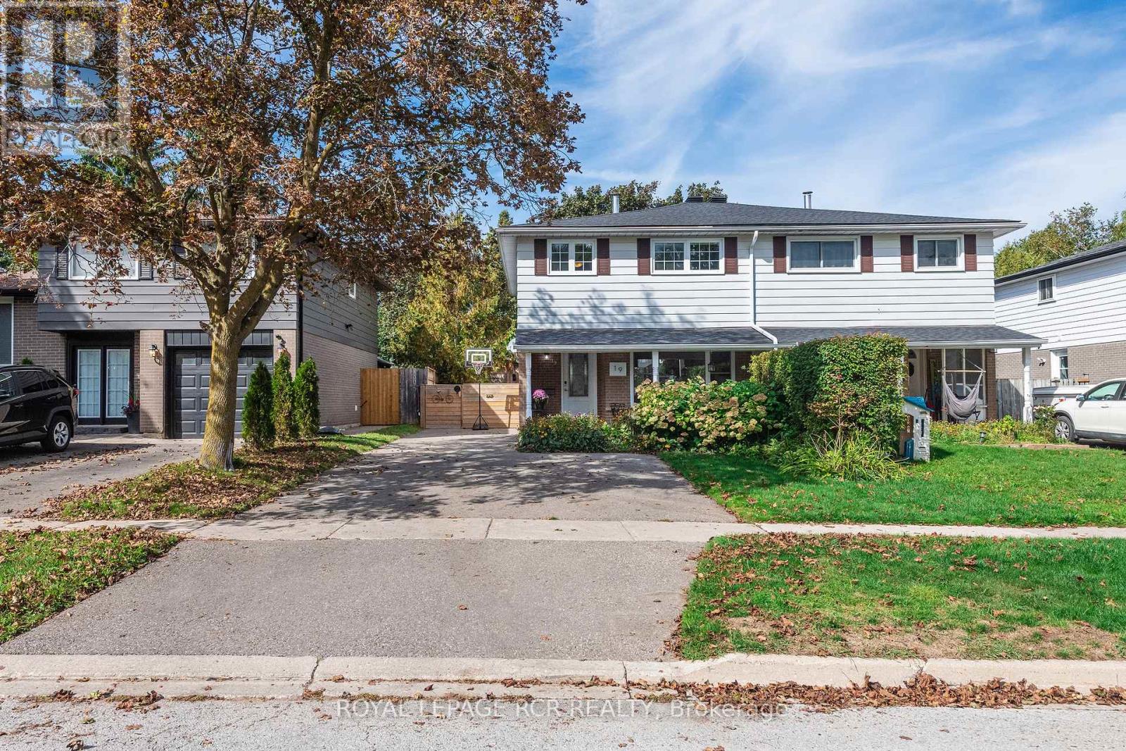 19 Carlton Drive, Orangeville, Ontario  L9W 2X8 - Photo 1 - W12443811