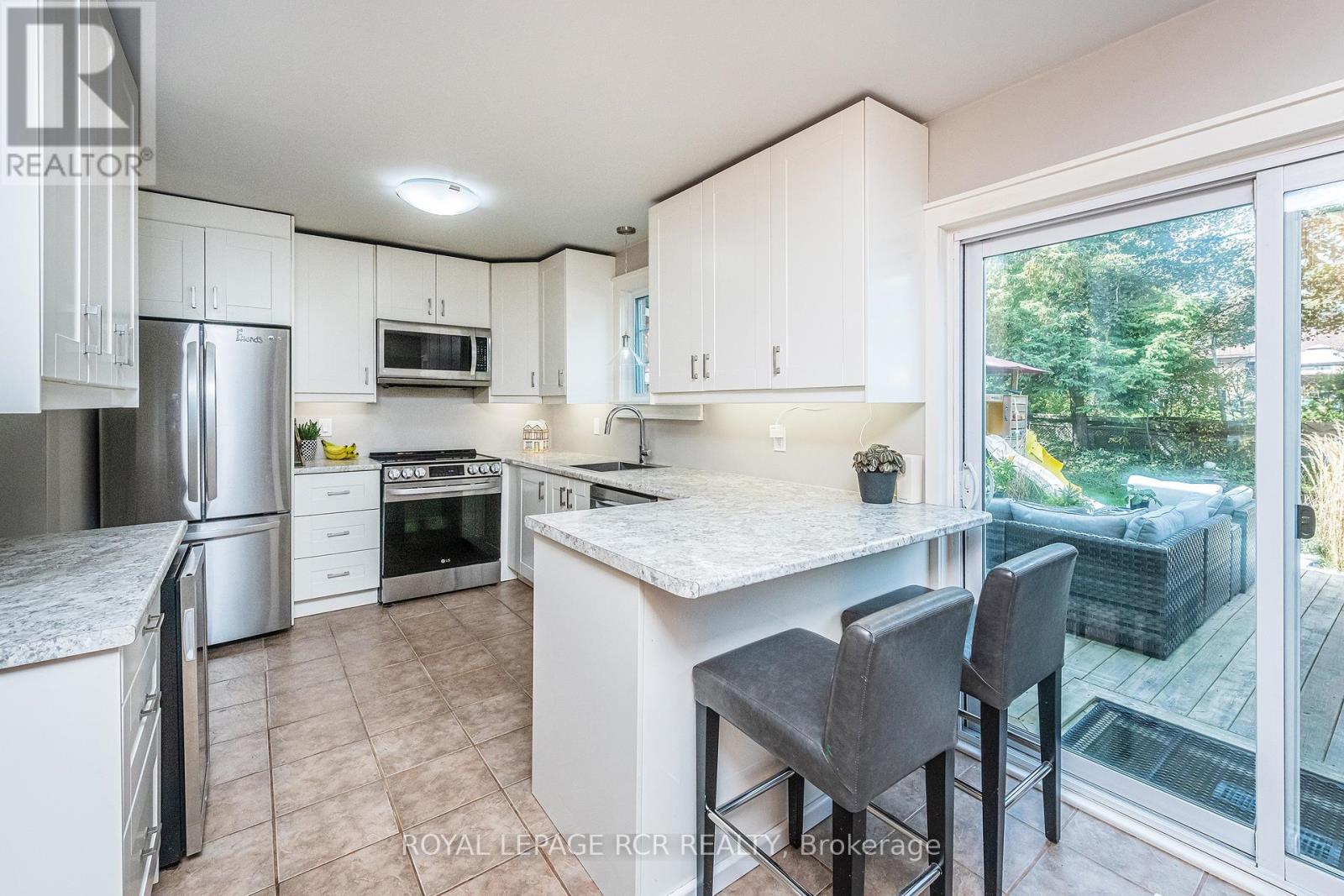 19 Carlton Drive, Orangeville, Ontario  L9W 2X8 - Photo 12 - W12443811