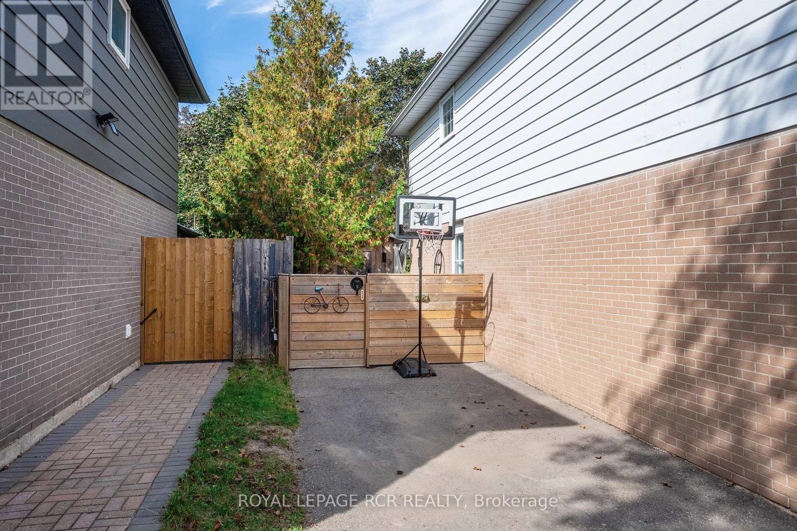19 Carlton Drive, Orangeville, Ontario  L9W 2X8 - Photo 4 - W12443811