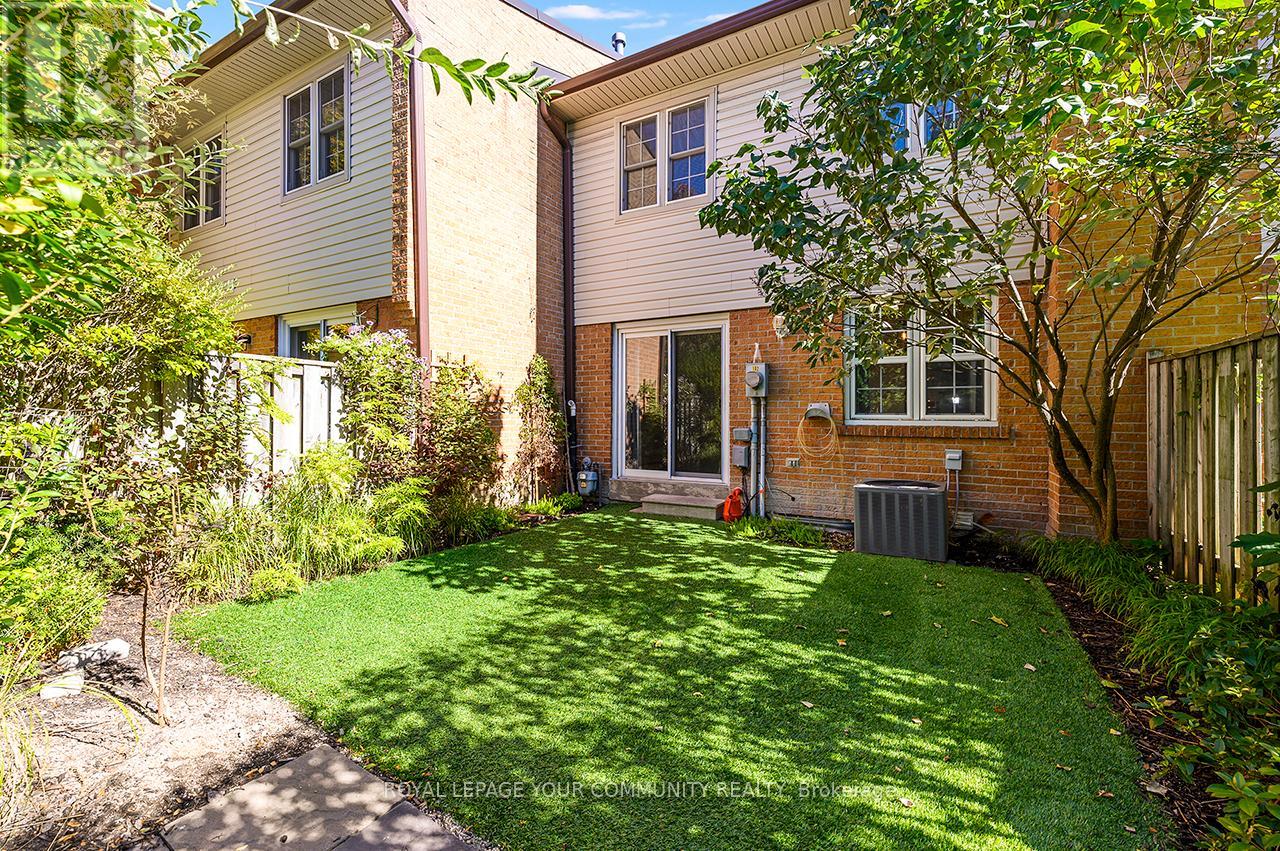 102 - 2120 Rathburn Road E, Mississauga, Ontario  L4W 2S8 - Photo 11 - W12443818