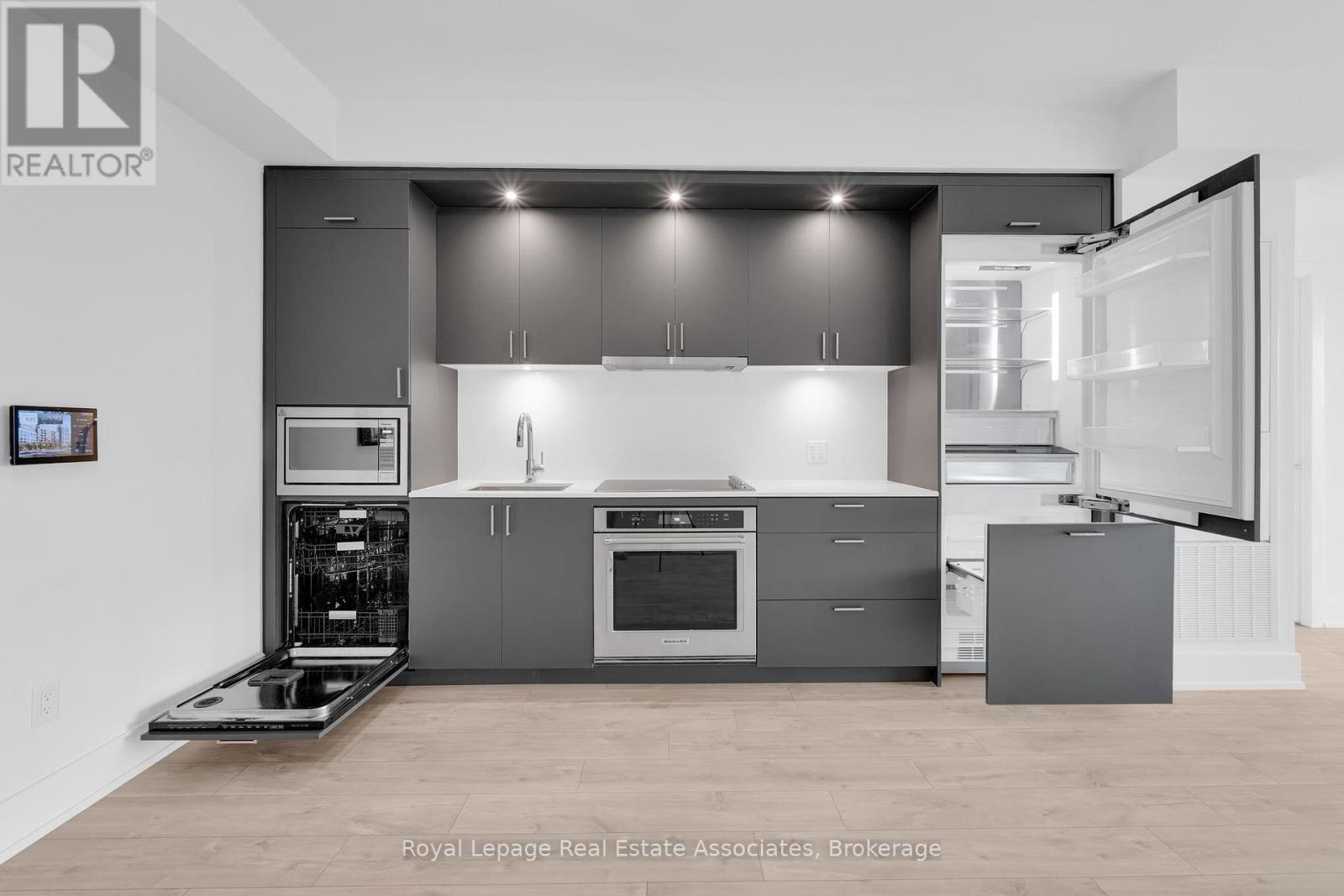 321 - 259 The Kingsway, Toronto, Ontario  M9A 0G2 - Photo 2 - W12443888
