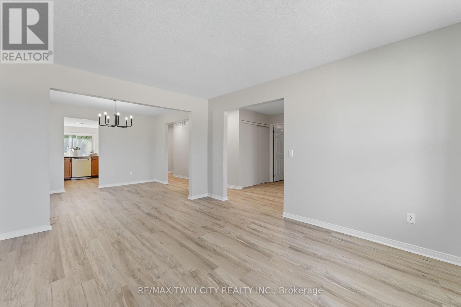 16 Jones Court, North Dumfries, Ontario  N0B 1E0 - Photo 12 - X12443752
