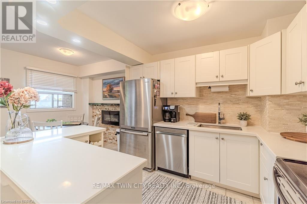 305 - 648 Grey Street, Brantford, Ontario  N3S 4Y3 - Photo 3 - X12443789