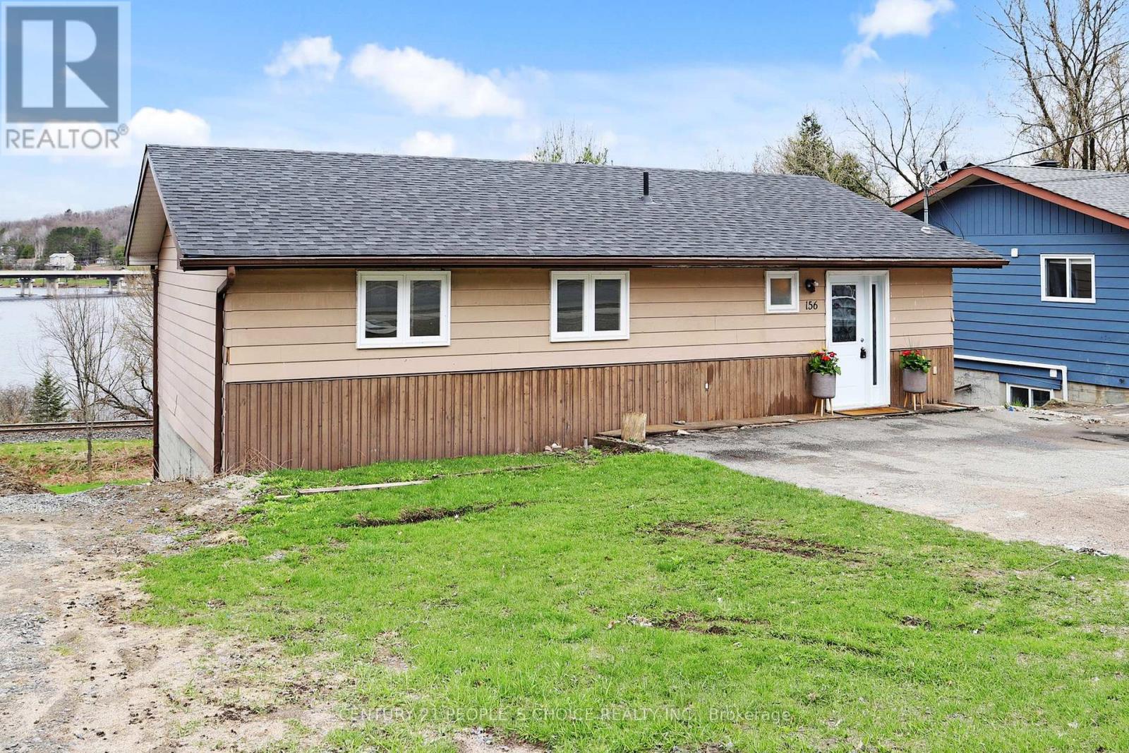 156 Main Street W, Huntsville, Ontario  P1H 1X8 - Photo 2 - X12443830