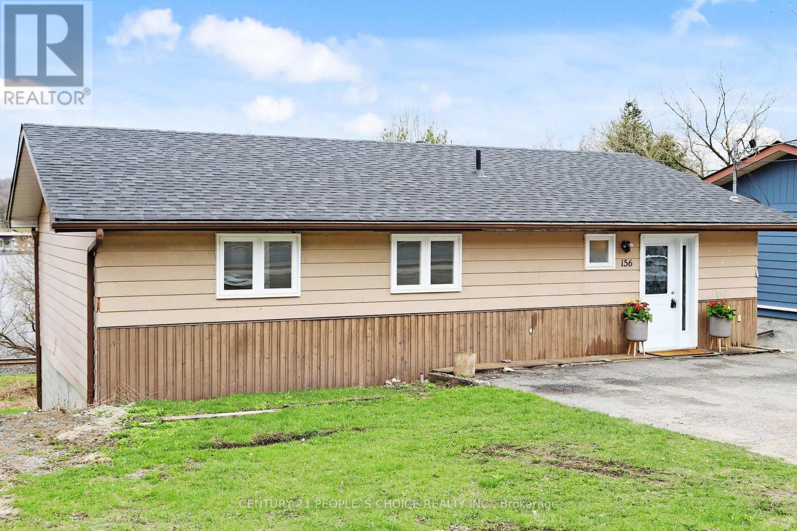 156 Main Street W, Huntsville, Ontario  P1H 1X8 - Photo 3 - X12443830