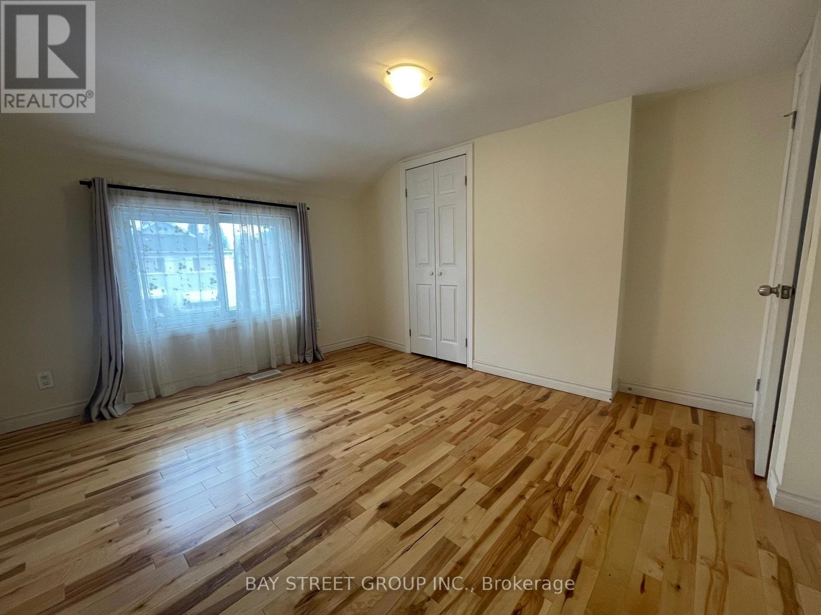 5720 Peer Street, Niagara Falls, Ontario  L2G 1X1 - Photo 3 - X12443847