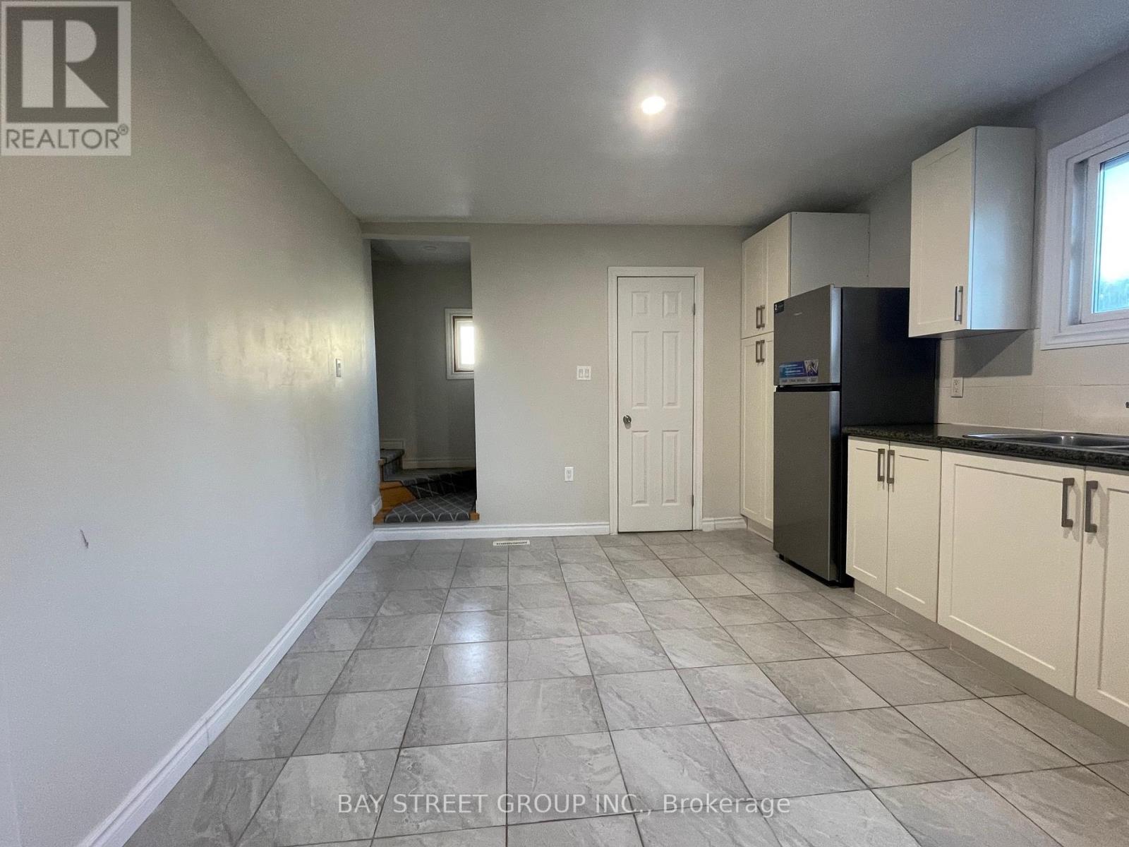 5720 Peer Street, Niagara Falls, Ontario  L2G 1X1 - Photo 4 - X12443847