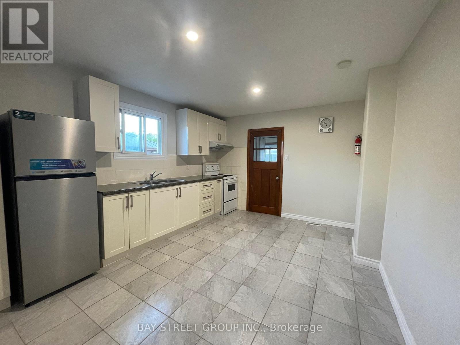 5720 Peer Street, Niagara Falls, Ontario  L2G 1X1 - Photo 8 - X12443847