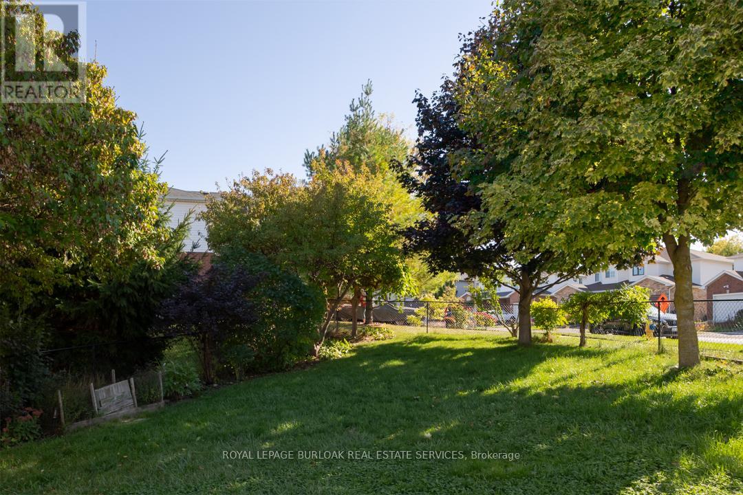 118 Silurian Drive, Guelph (Grange Road), Ontario  N1E 7G1 - Photo 4 - X12443867