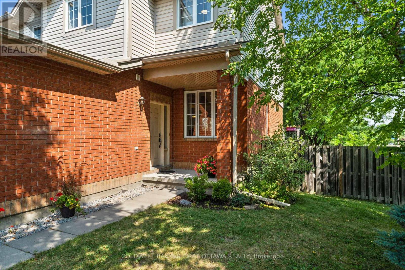 51 Helmsdale Drive, Ottawa, Ontario  K2K 2S4 - Photo 2 - X12444106