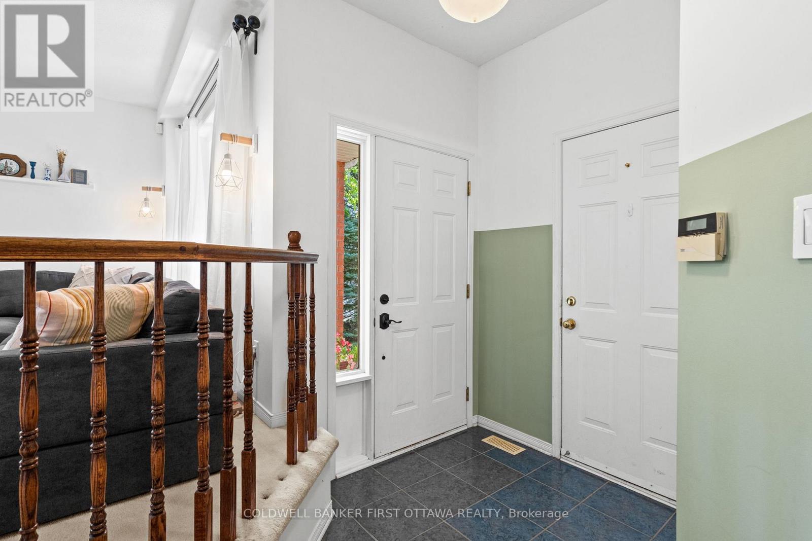 51 Helmsdale Drive, Ottawa, Ontario  K2K 2S4 - Photo 4 - X12444106