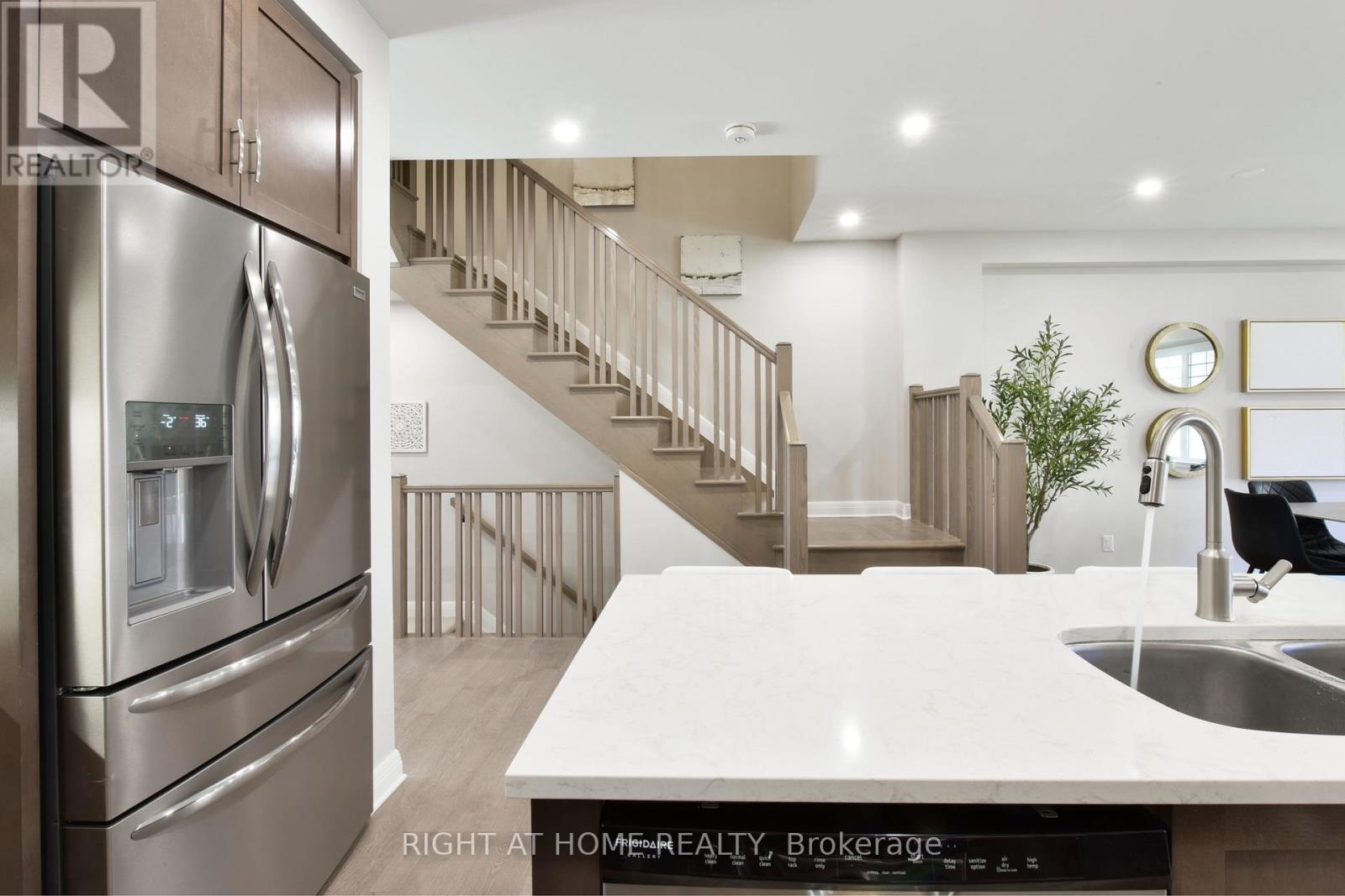 117 Escarpment Crescent, Ottawa, Ontario  K2T 0L8 - Photo 8 - X12444150