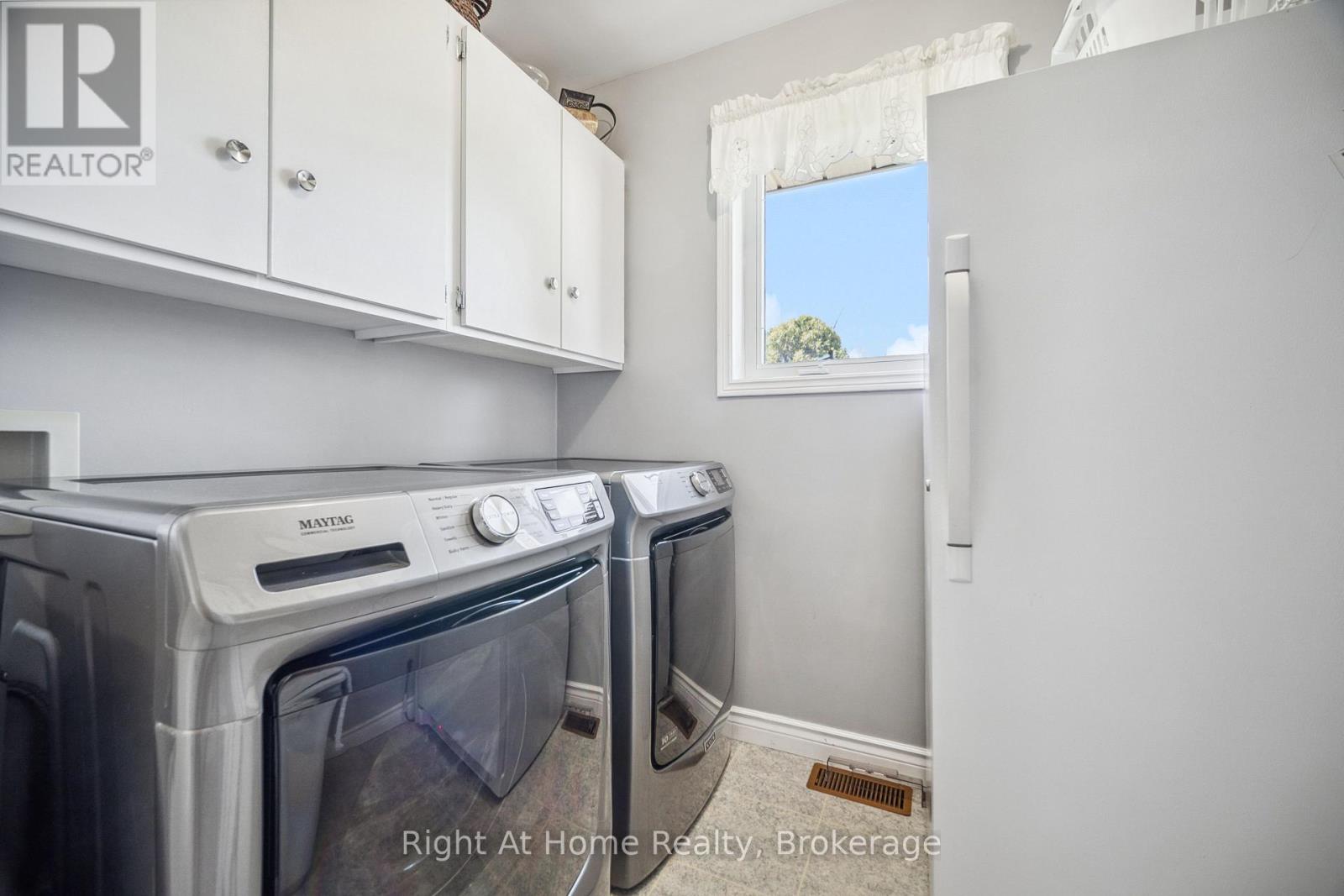 664 Maple Street, Huron East, Ontario  N0G 1H0 - Photo 15 - X12444159
