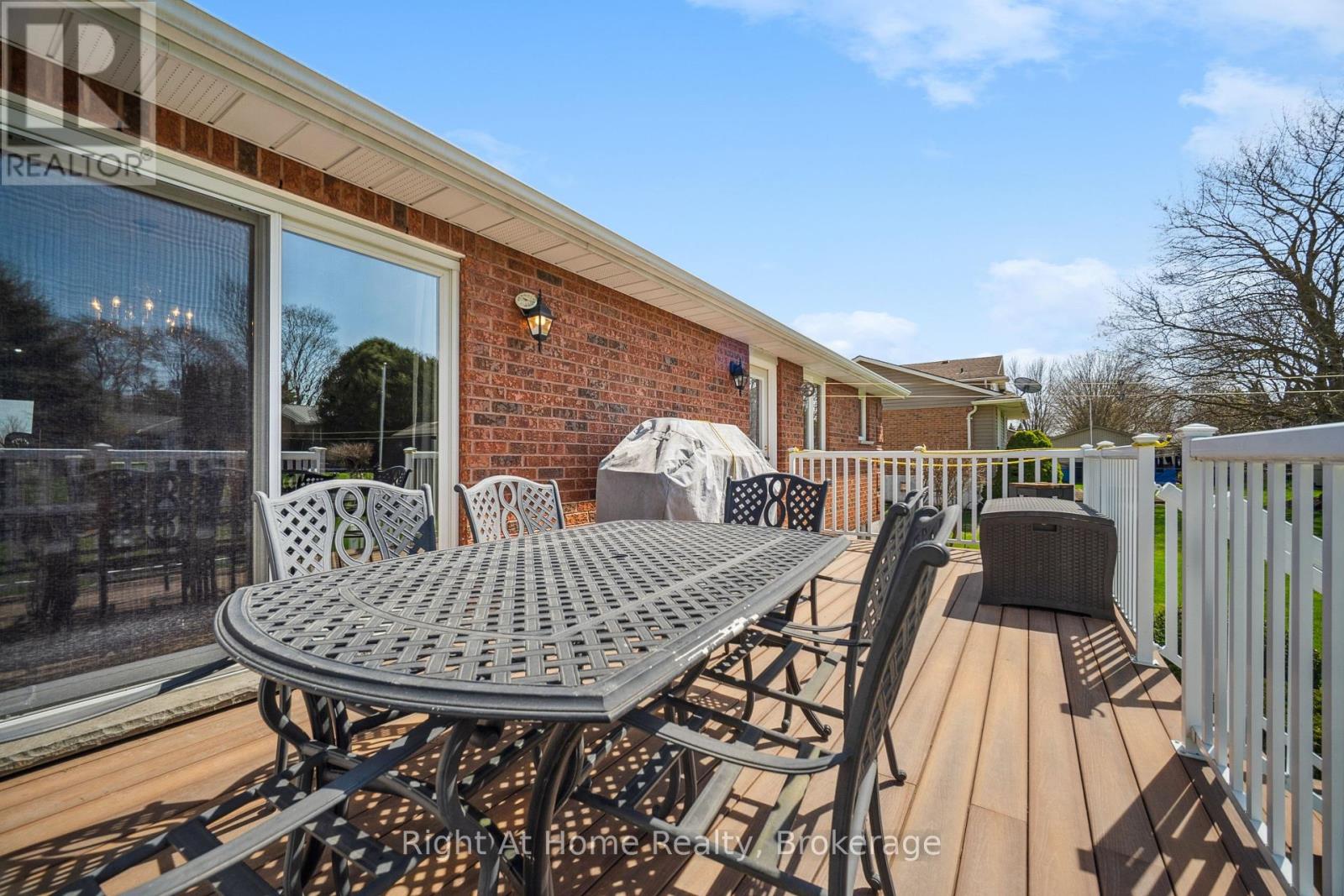 664 Maple Street, Huron East, Ontario  N0G 1H0 - Photo 27 - X12444159