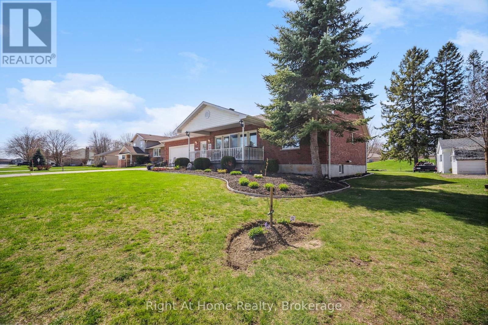 664 Maple Street, Huron East, Ontario  N0G 1H0 - Photo 31 - X12444159