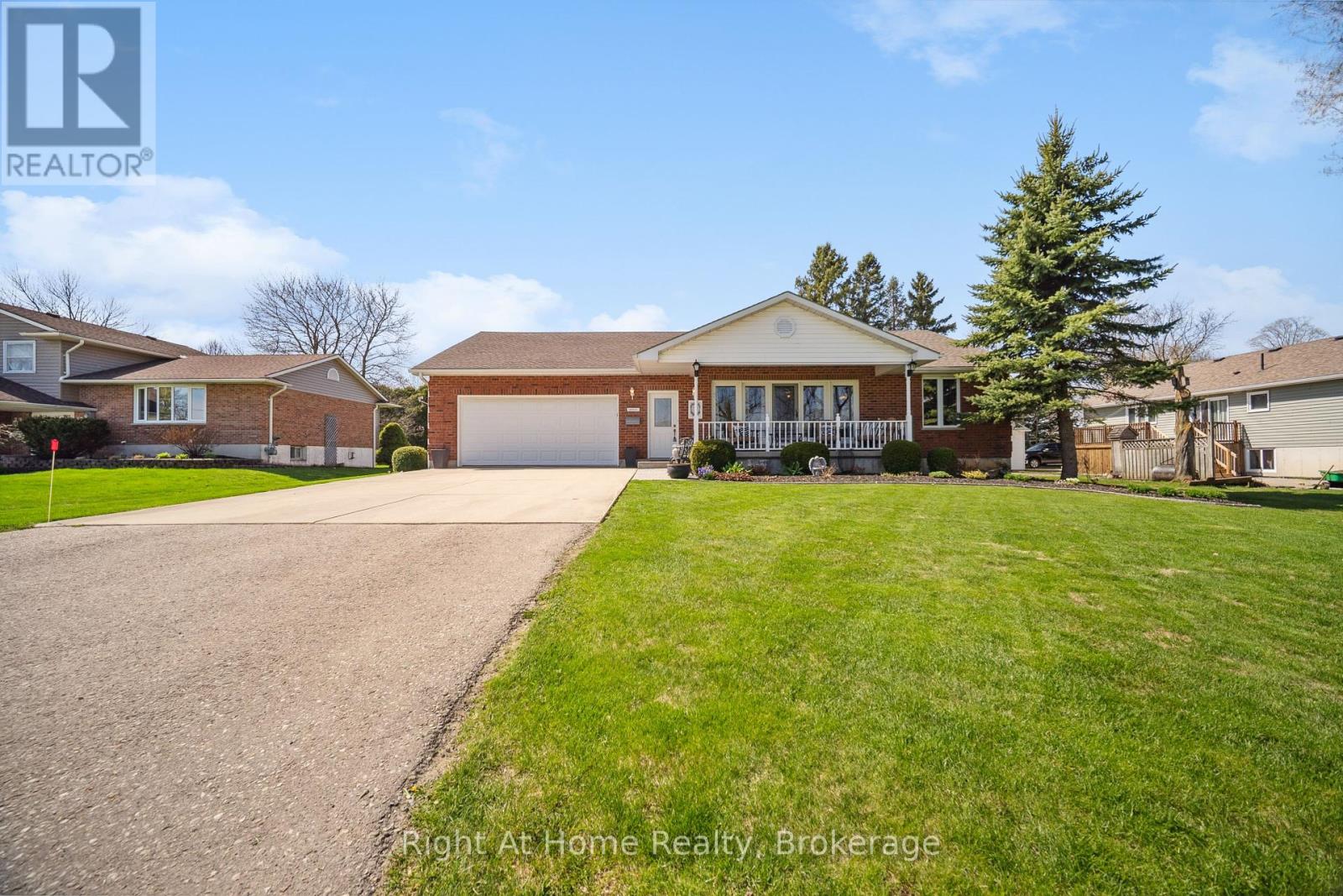 664 Maple Street, Huron East, Ontario  N0G 1H0 - Photo 32 - X12444159