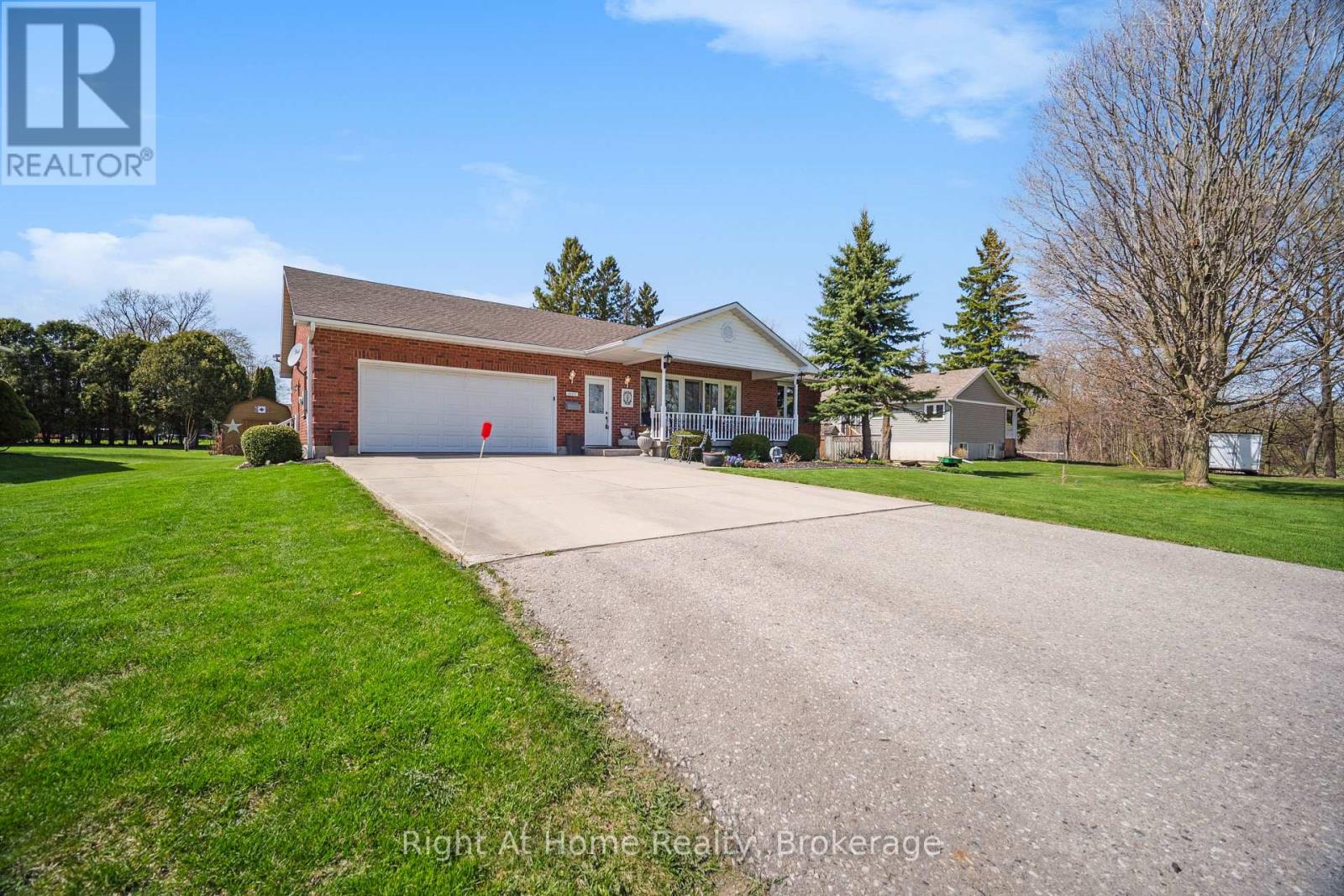664 Maple Street, Huron East, Ontario  N0G 1H0 - Photo 33 - X12444159