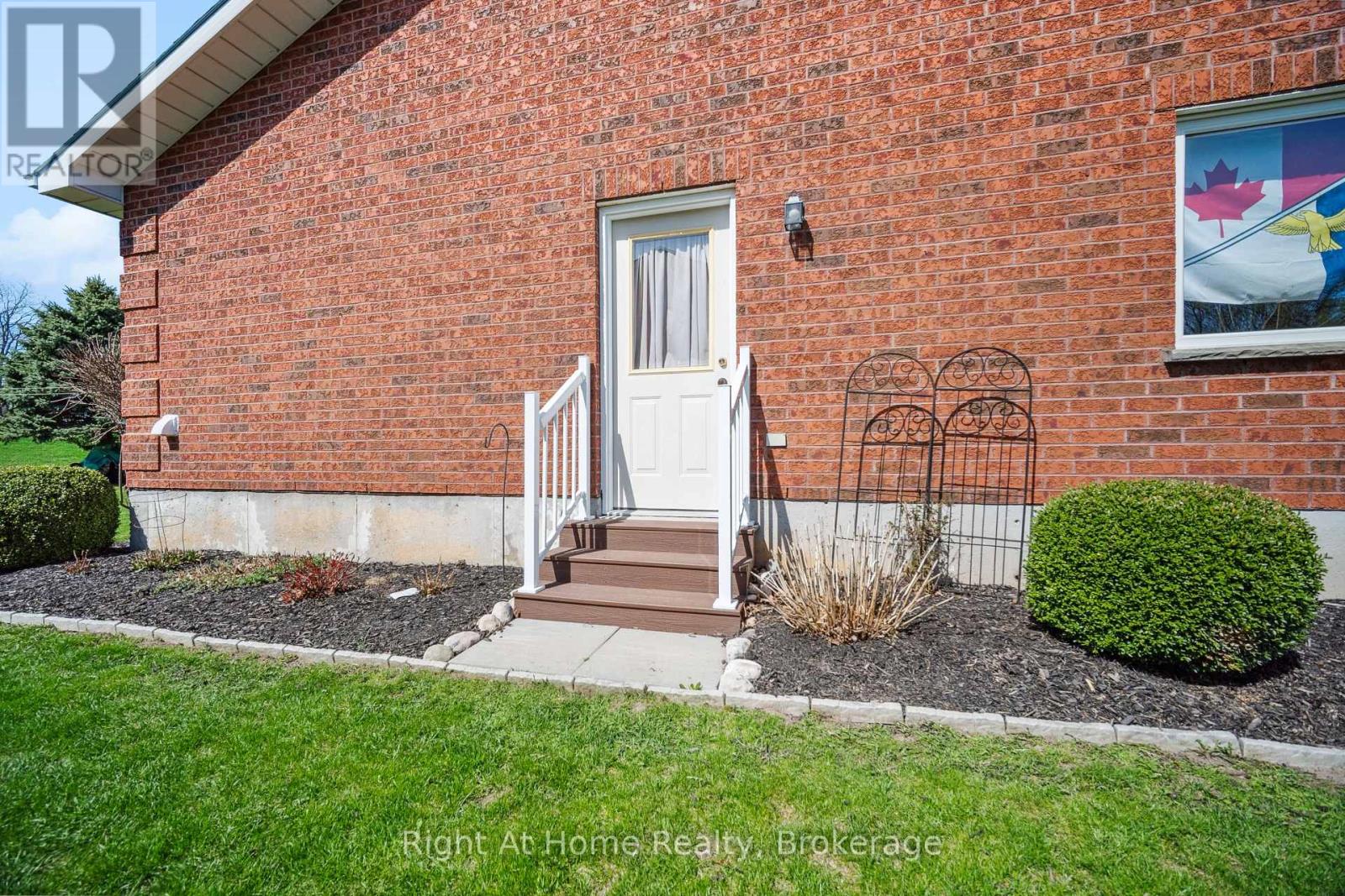 664 Maple Street, Huron East, Ontario  N0G 1H0 - Photo 34 - X12444159