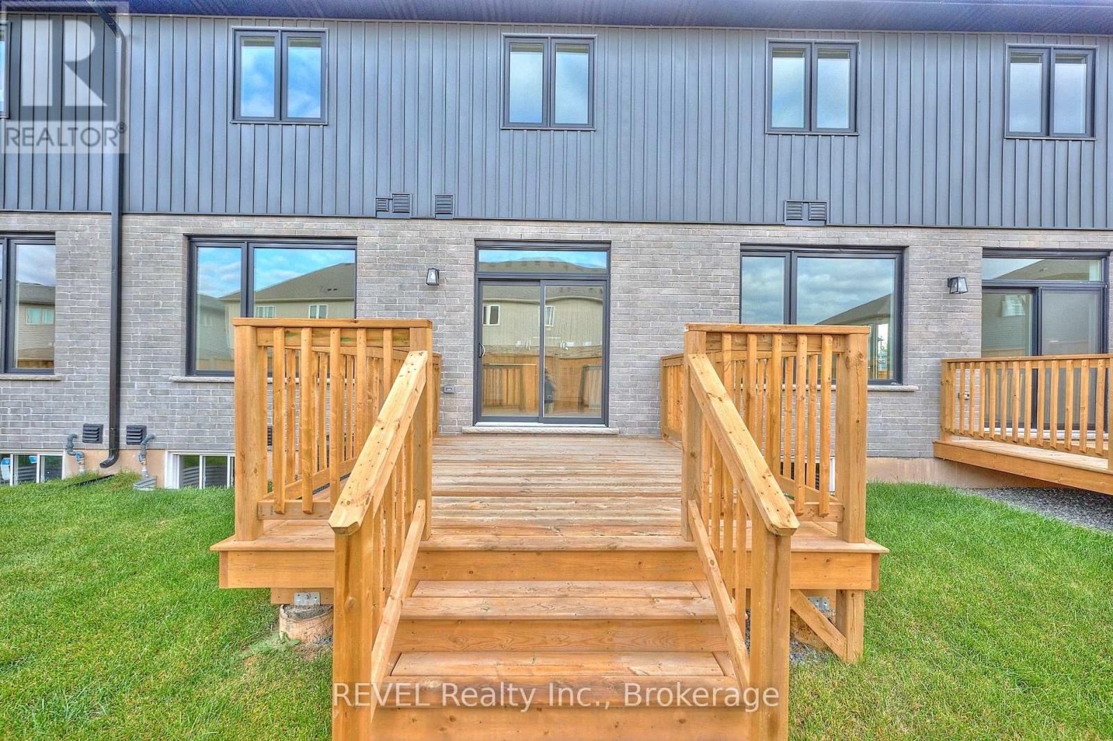 7445 Matteo Drive, Niagara Falls (Brown), Ontario  L2H 3T3 - Photo 4 - X12444001