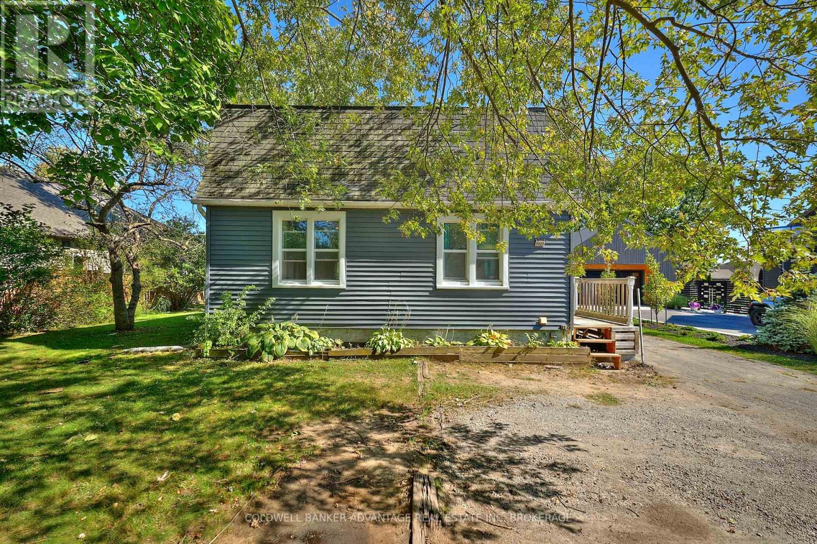 1123 Pelham Street, Pelham (Fonthill), Ontario  L3C 3E4 - Photo 1 - X12444035