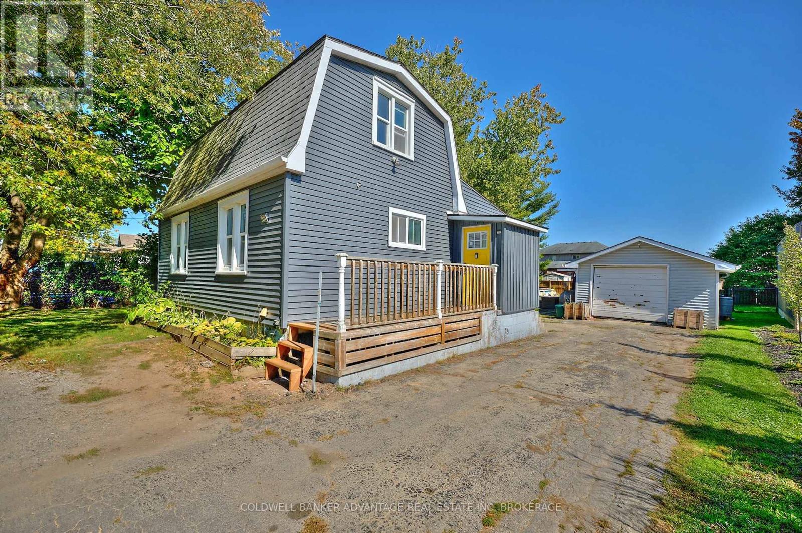 1123 Pelham Street, Pelham (Fonthill), Ontario  L3C 3E4 - Photo 2 - X12444035