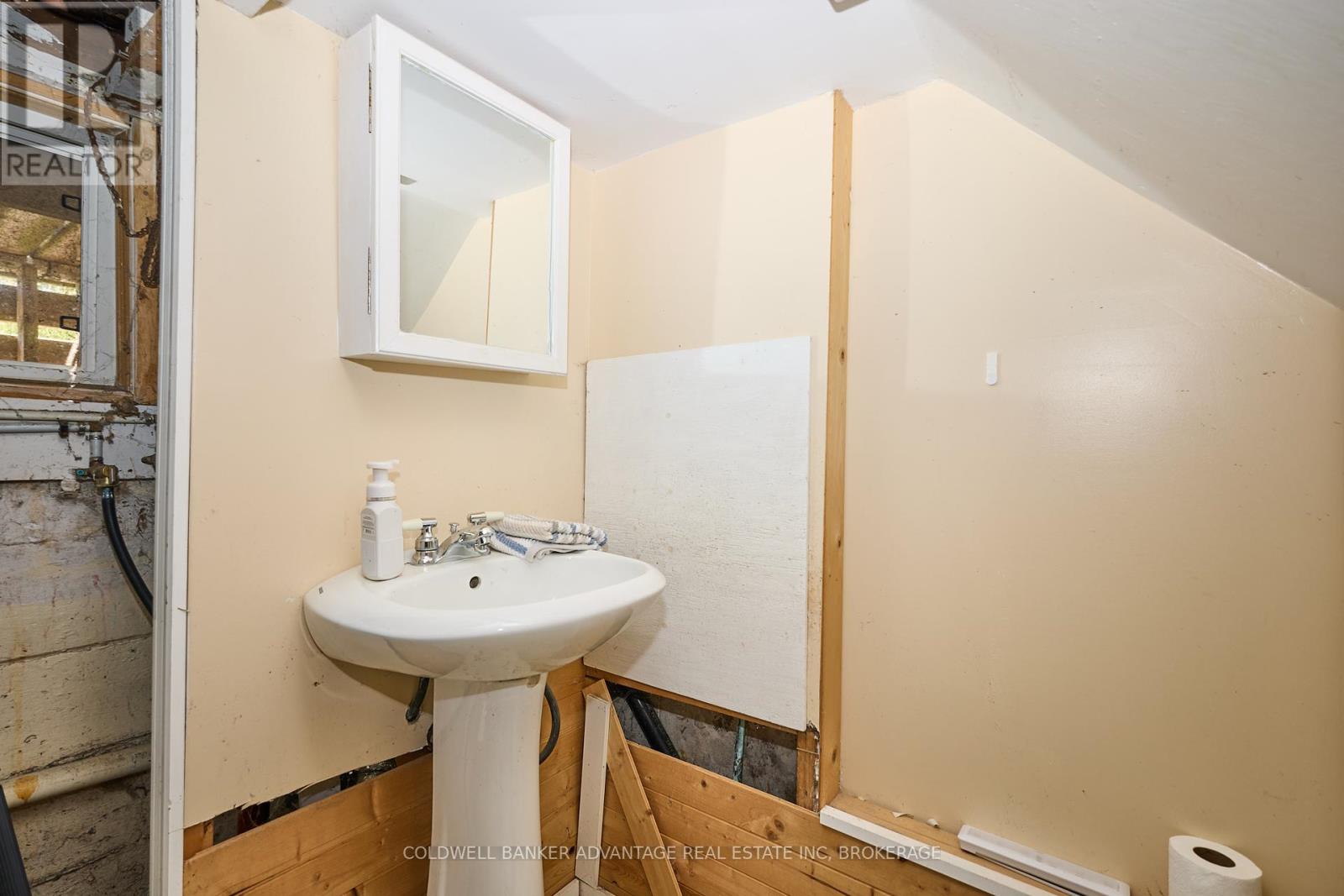 1123 Pelham Street, Pelham (Fonthill), Ontario  L3C 3E4 - Photo 29 - X12444035