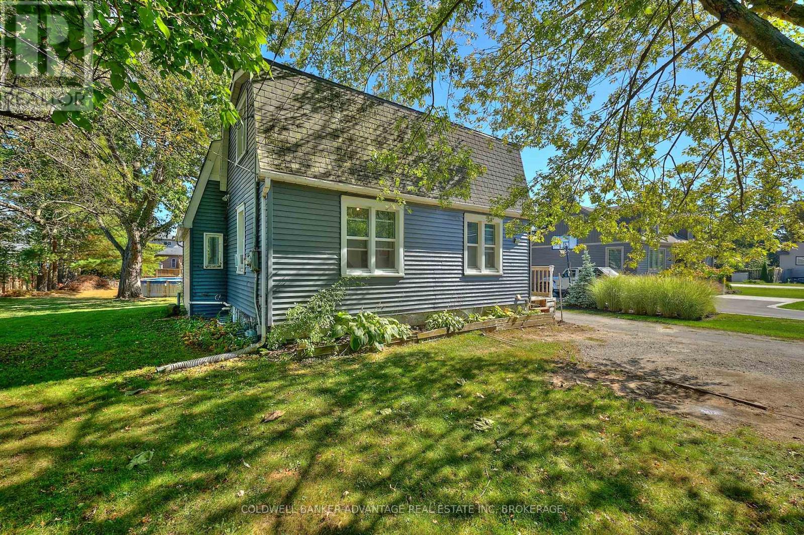 1123 Pelham Street, Pelham (Fonthill), Ontario  L3C 3E4 - Photo 3 - X12444035