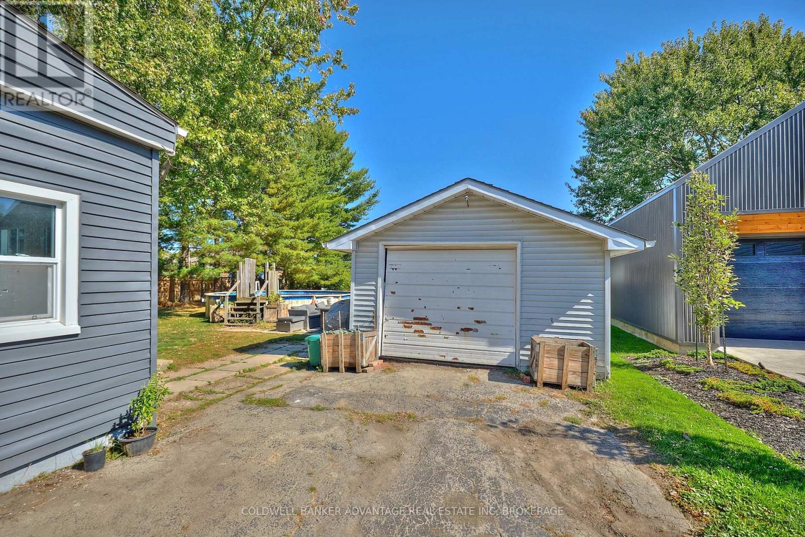 1123 Pelham Street, Pelham (Fonthill), Ontario  L3C 3E4 - Photo 4 - X12444035