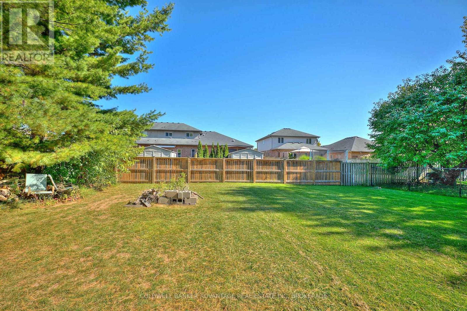 1123 Pelham Street, Pelham (Fonthill), Ontario  L3C 3E4 - Photo 6 - X12444035