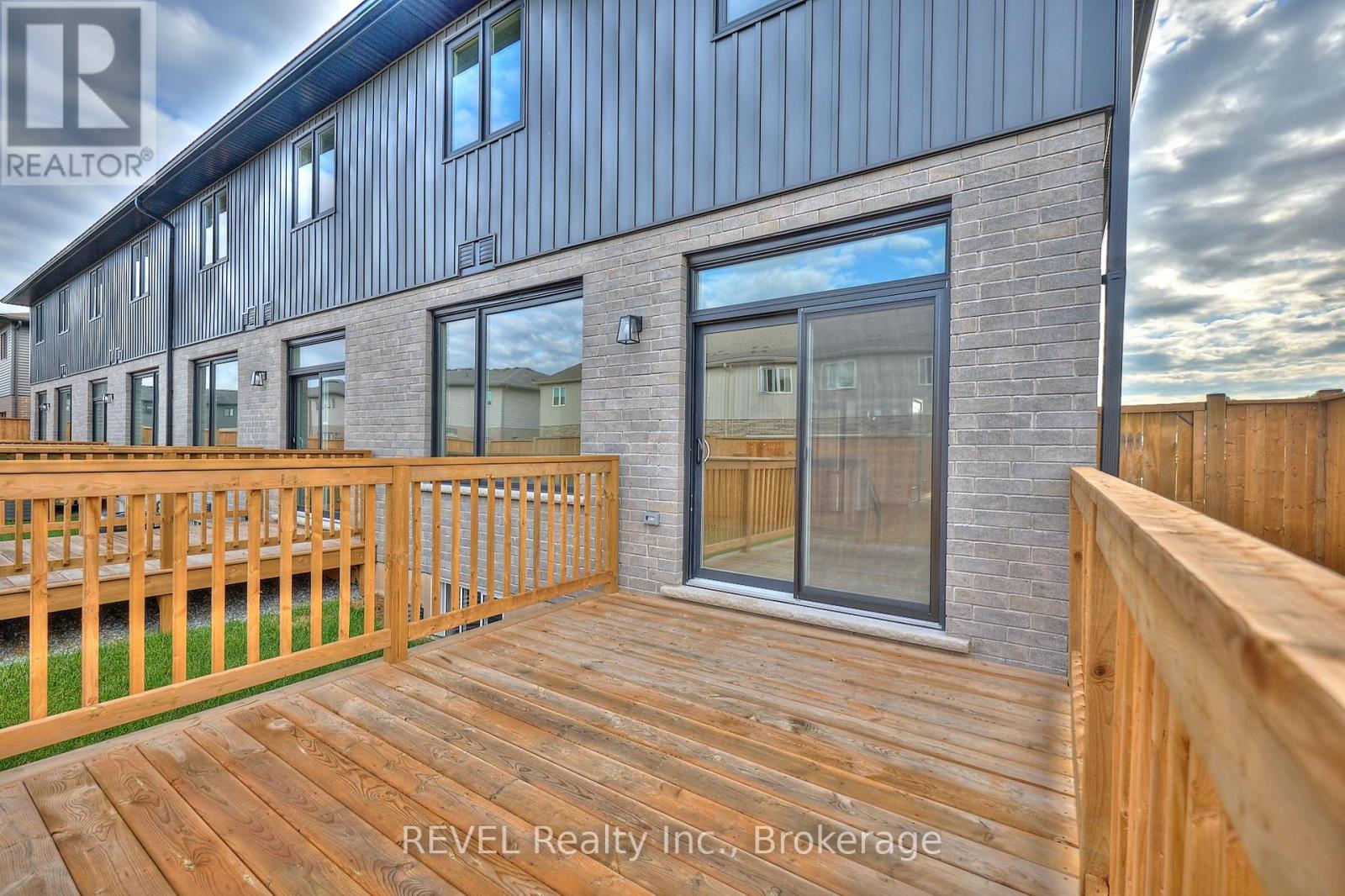 7453 Matteo Drive, Niagara Falls (Brown), Ontario  L2H 3T3 - Photo 7 - X12444045