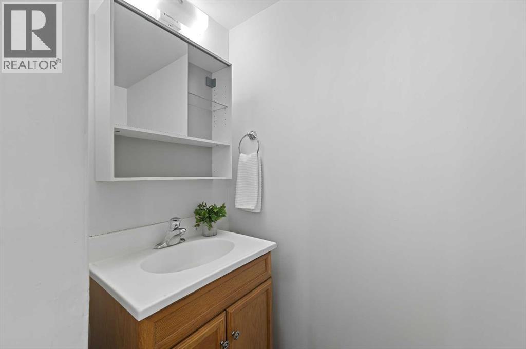 26 Brae Glen Court Sw, Calgary, Alberta  T2W 1B6 - Photo 15 - A2260758