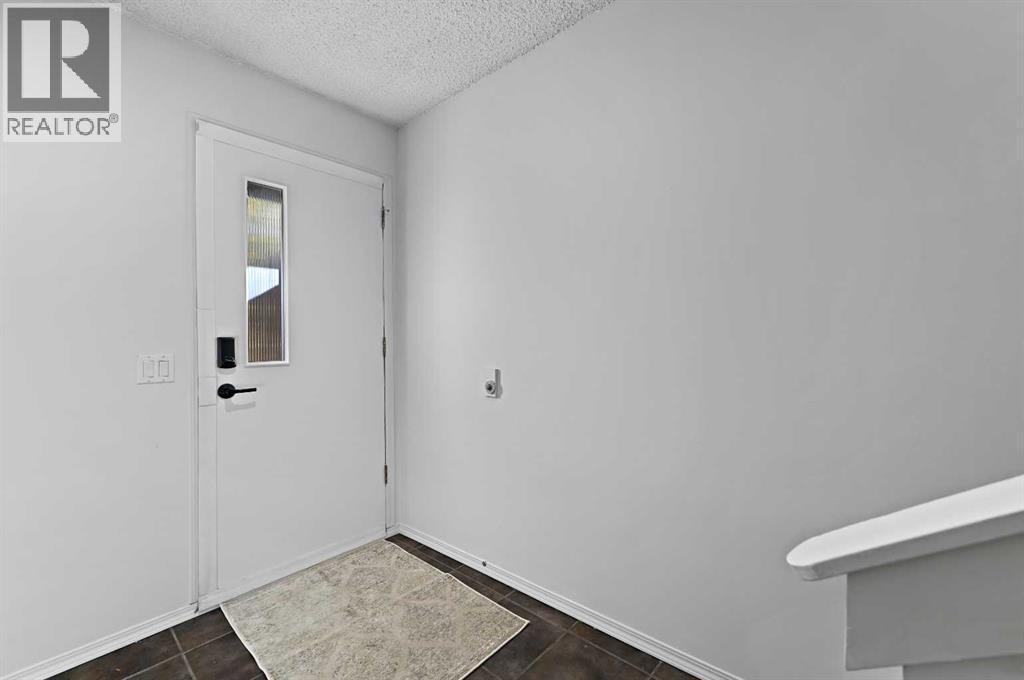 26 Brae Glen Court Sw, Calgary, Alberta  T2W 1B6 - Photo 3 - A2260758