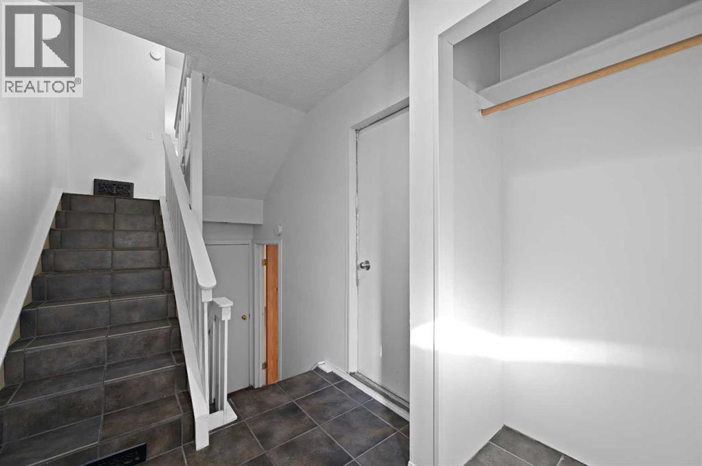 26 Brae Glen Court Sw, Calgary, Alberta  T2W 1B6 - Photo 4 - A2260758