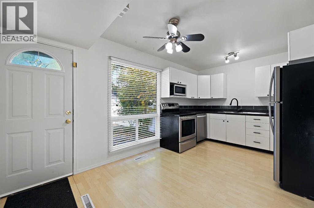 26 Brae Glen Court Sw, Calgary, Alberta  T2W 1B6 - Photo 5 - A2260758