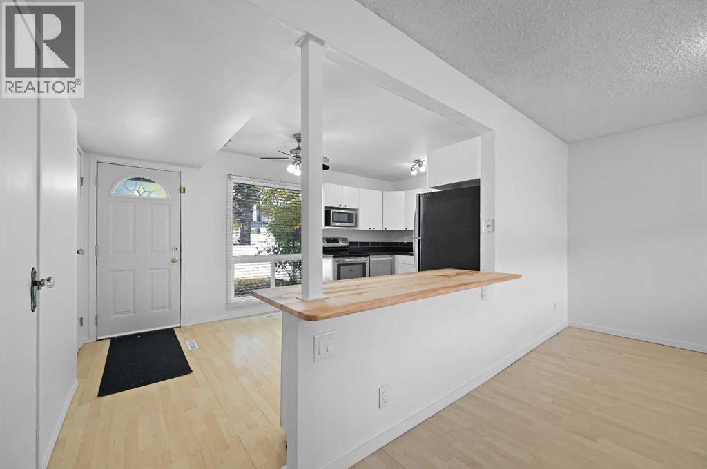 26 Brae Glen Court Sw, Calgary, Alberta  T2W 1B6 - Photo 8 - A2260758