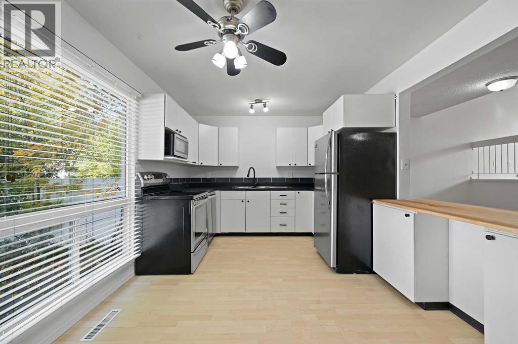 26 Brae Glen Court Sw, Calgary, Alberta  T2W 1B6 - Photo 9 - A2260758