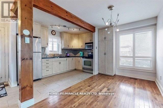 7 Greenhills Square, Brampton, Ontario  L6S 2J4 - Photo 3 - W12443956