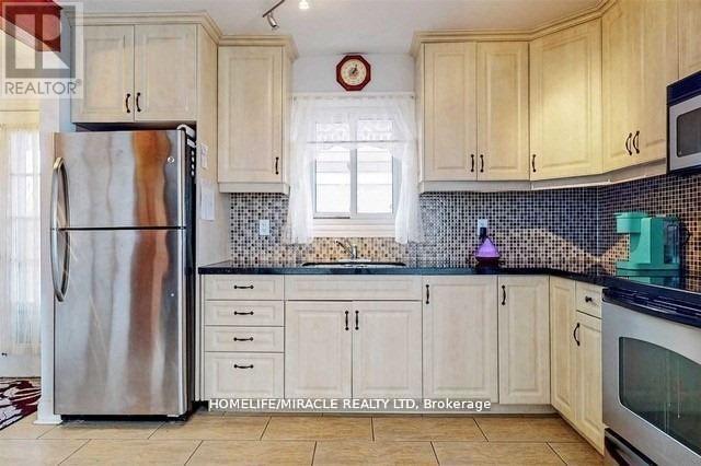 7 Greenhills Square, Brampton, Ontario  L6S 2J4 - Photo 4 - W12443956