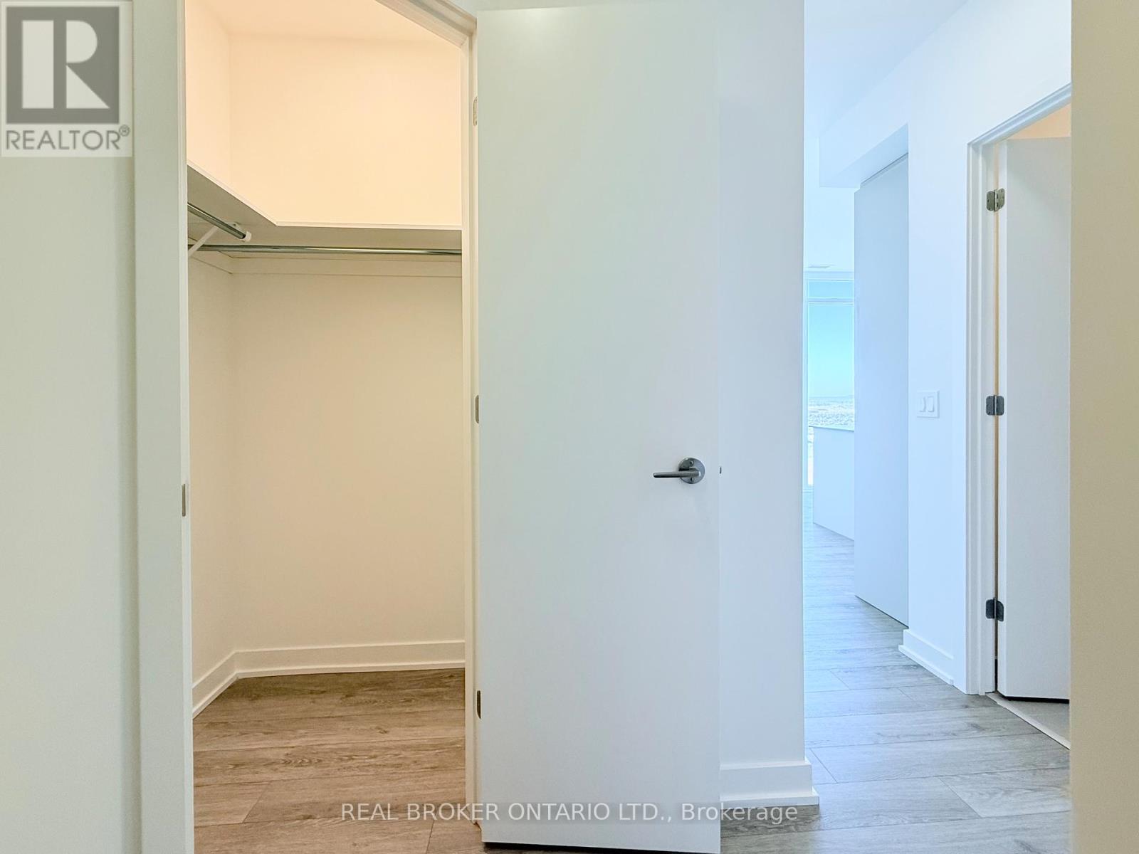 2003 - 3079 Trafalgar Road, Oakville, Ontario  L6H 8C5 - Photo 3 - W12443993