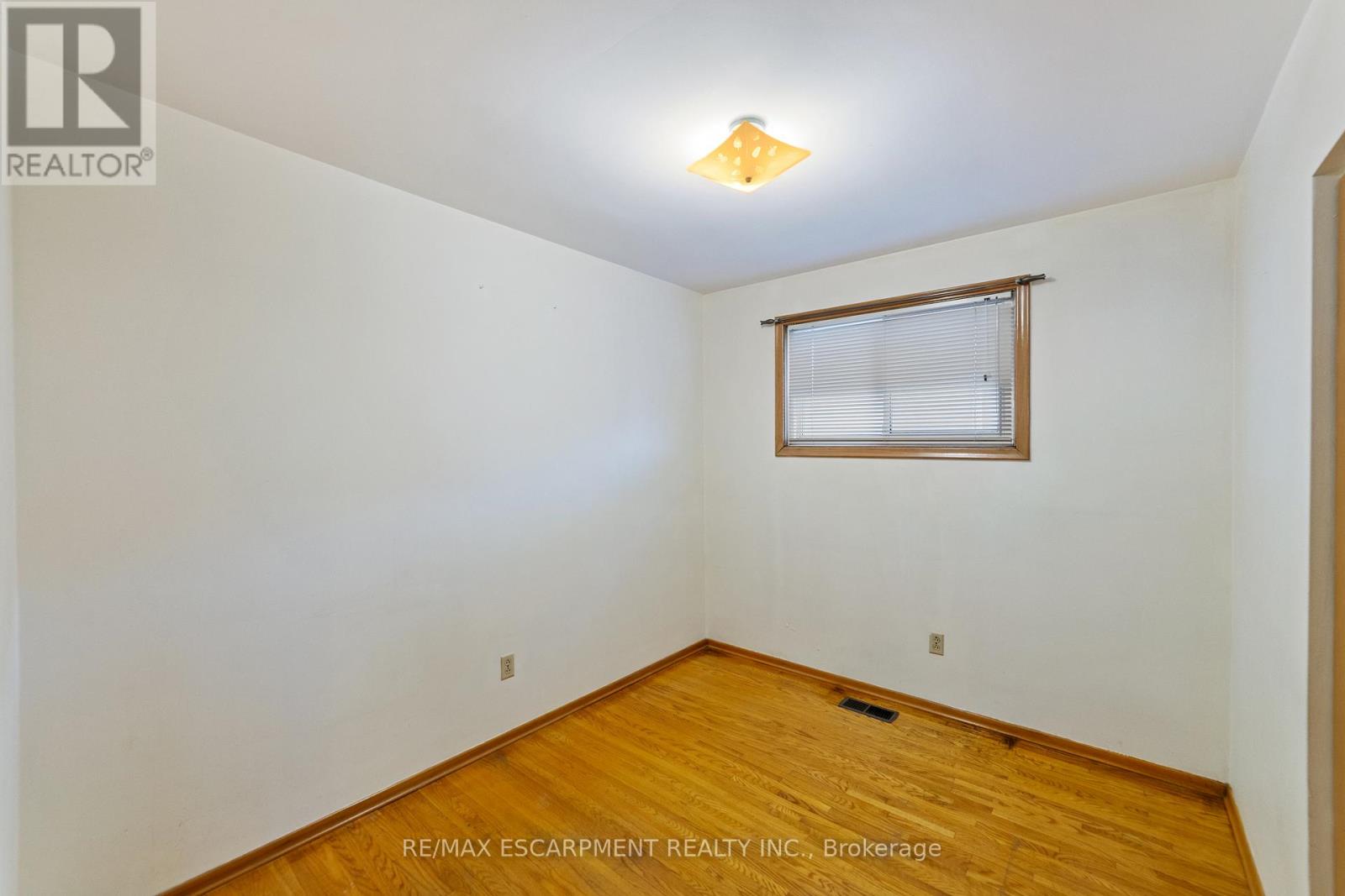 99 Edinburgh Avenue, Hamilton (Crown Point), Ontario  L8H 2C6 - Photo 11 - X12443953
