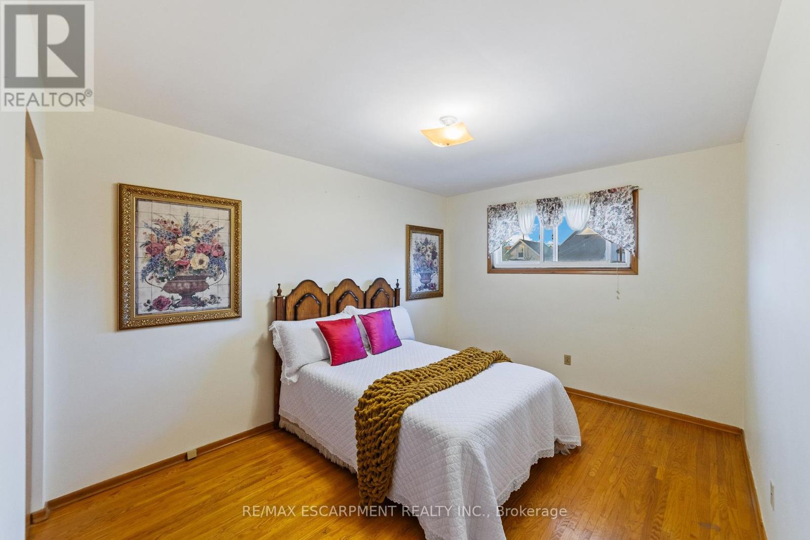 99 Edinburgh Avenue, Hamilton (Crown Point), Ontario  L8H 2C6 - Photo 12 - X12443953