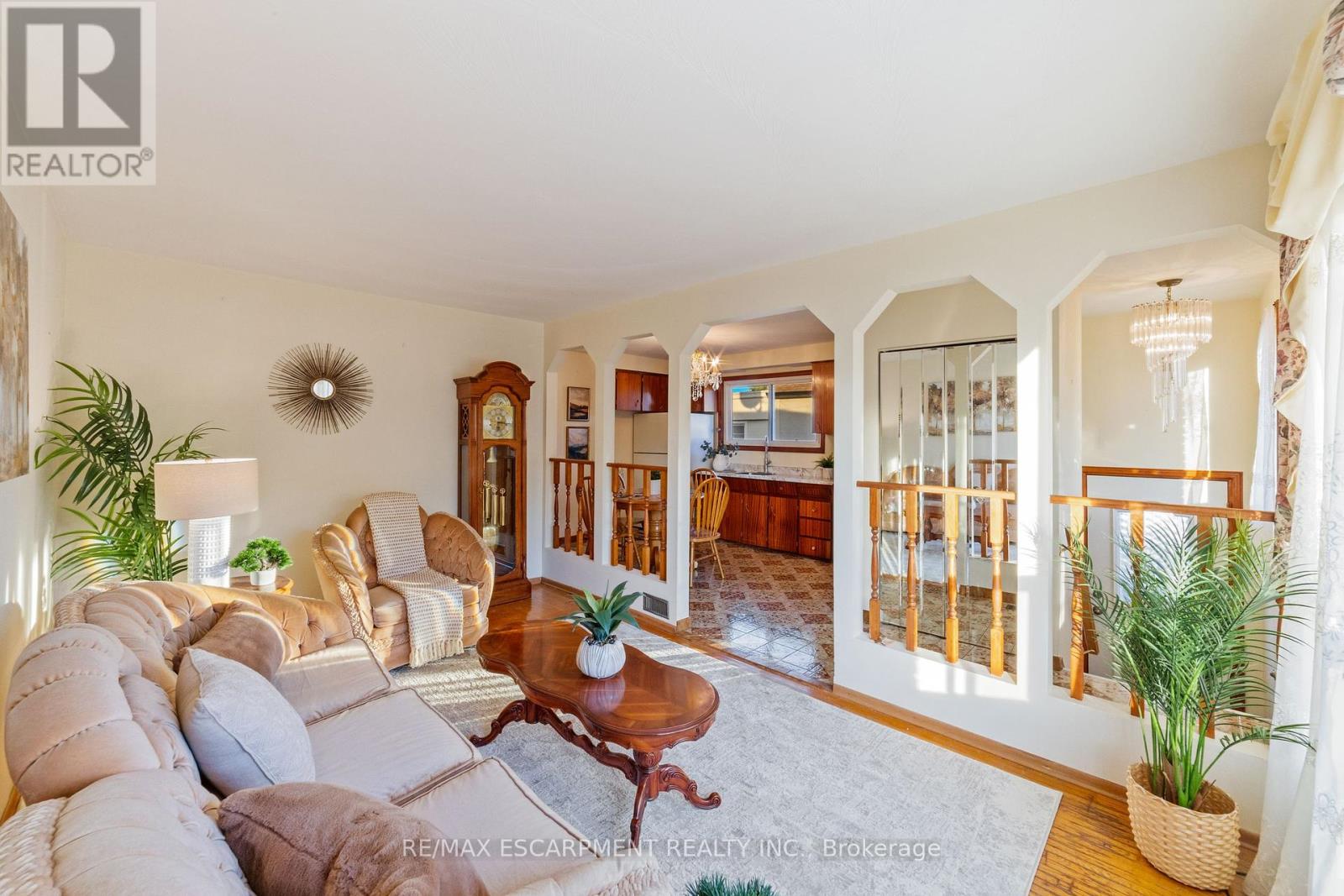 99 Edinburgh Avenue, Hamilton (Crown Point), Ontario  L8H 2C6 - Photo 6 - X12443953