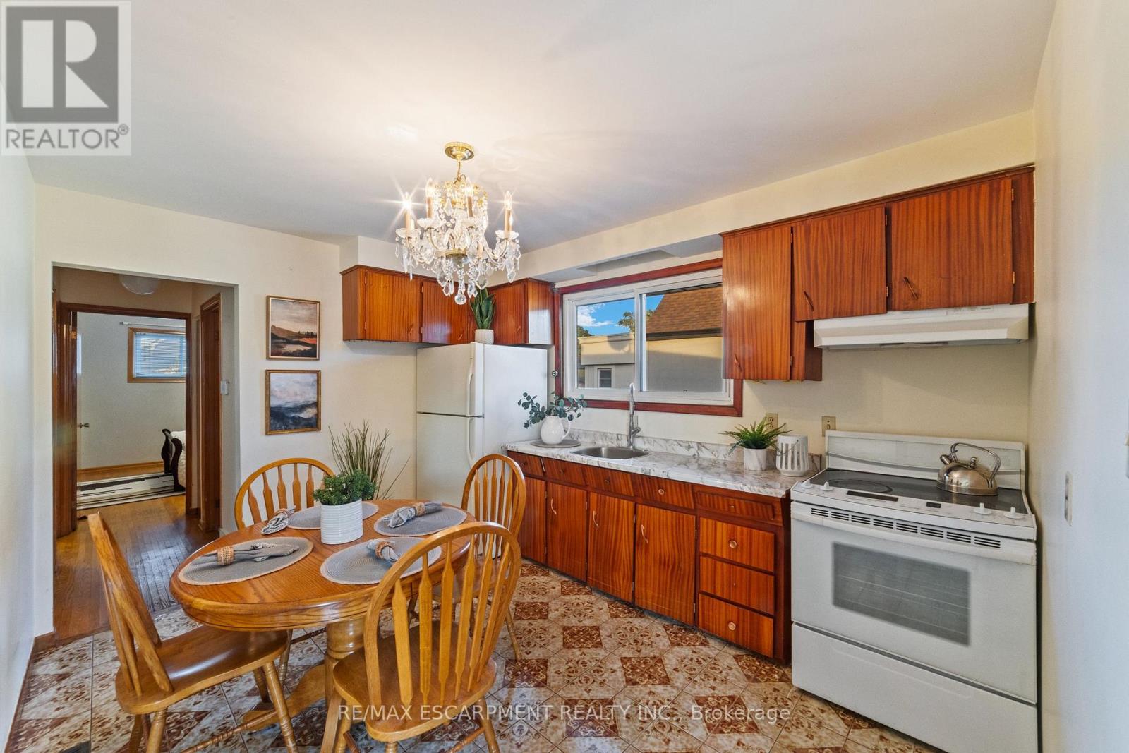 99 Edinburgh Avenue, Hamilton (Crown Point), Ontario  L8H 2C6 - Photo 8 - X12443953