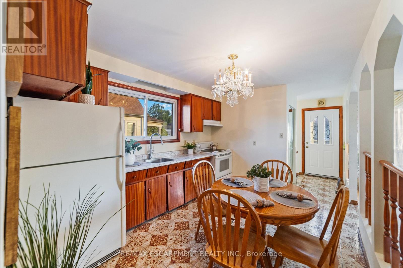 99 Edinburgh Avenue, Hamilton (Crown Point), Ontario  L8H 2C6 - Photo 9 - X12443953