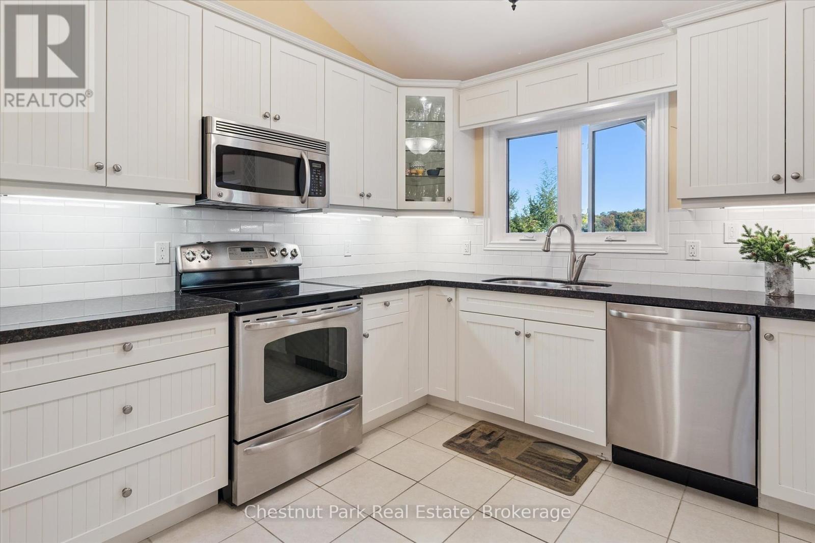 1222 Hamill's Point, Muskoka Lakes, Ontario  P0C 1H0 - Photo 11 - X12444088