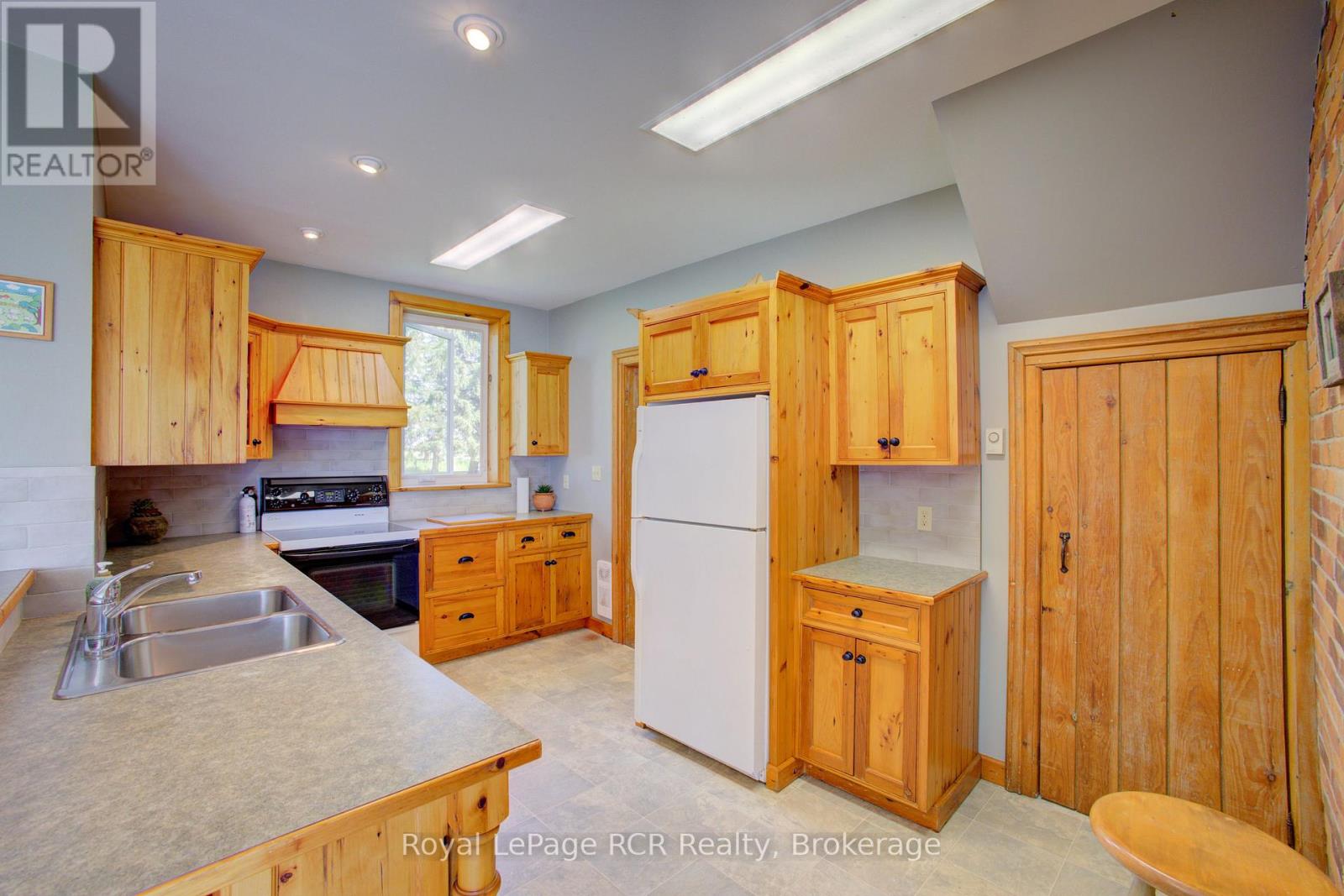 7120 Sixth Line, Centre Wellington, Ontario  N0B 1J0 - Photo 20 - X12444132