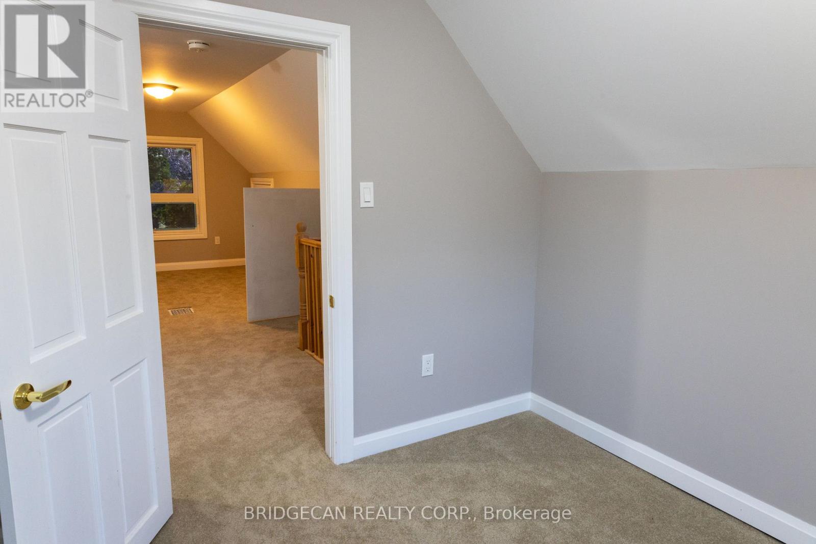21 Sunset Avenue, Hamilton (Strathcona), Ontario  L8R 1V7 - Photo 14 - X12440211