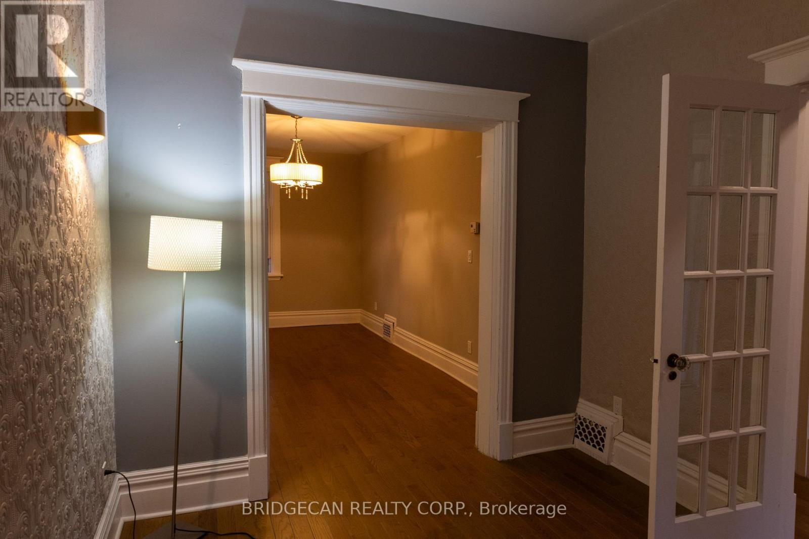 21 Sunset Avenue, Hamilton (Strathcona), Ontario  L8R 1V7 - Photo 11 - X12440211